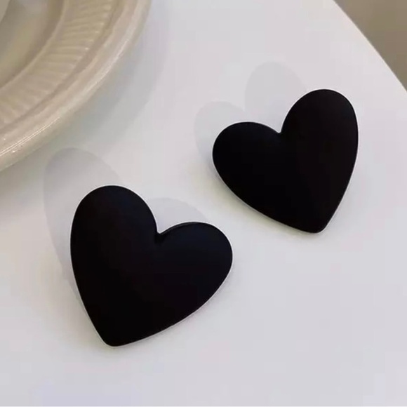 FREE✨Oversized Love Stud Earrings 🖤 - Picture 1 of 8